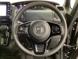 ハンドルにHondaセンシング系のクルーズコントロールやレーンキープアシストなどのスイッチと、オーディオの操作スイッチが装備されています。ハンドルから手を離さず安全に操作できます。