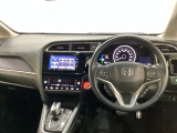 車内は光触媒抗菌消臭施工済です。スタイリッシュなデザインでスポーティなインパネ周りを演出します。グローブボックスやカップホルダーのほかにトレーなどたくさんの収納スペースが付いています。
