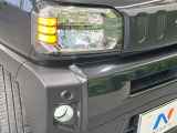 【LEDヘッドライト】悪天候や夜間走行時も良好な視界を確保し安心して運転できる高輝度LEDヘッドライトを装備!点灯速度が早く、消費電力も抑えられています。