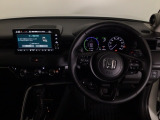 【ハンドル】運転にかかわる様々な操作を安全に行えるように視点移動が少なく操作性に配慮されたスイッチ類が凝縮されたコックピットです。