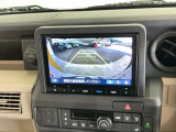 【バックカメラ】運転が苦手な方も車庫入れラクラクです!ギアをリバースに入れれば自動的に切り換わりますので、面倒な操作は不要です♪狭い駐車場もお車を傷つけず安心ですね!