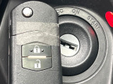 【キーレス】少し離れた場所からでもボタン一つでドアの開錠・施錠ができるのでとっても便利!ドアの鍵穴周りに傷をつけることもありません♪