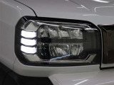 LEDヘッドライトには、ハイビームで走行中に先行車や対向車を検知した時、部分的に遮光し、先行車や対向車に配慮しながら高い視認性を確保できるADB(アダプティブドライビングビーム)が採用されています。
