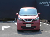 ヘッドライトの上向き下向きを自動で切り替えてくれます。対向車や前方の車にも迷惑をかけにくくなります。