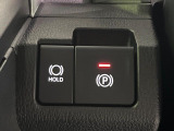 【電動パーキングブレーキ】パーキングブレーキは便利な電動式!ボタン一つで操作でき、アクセルを踏めば自動で解除されます