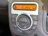 【オートエアコン】一度お好みの温度に設定すれば、車内の温度を検知し風量や温度を自動で調整。暑い&hellip;寒い&hellip;と何度もスイッチ操作をする必要はありません。快適な車内空間には必須の機能ですね♪