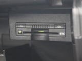 ETC車載器は、ビルトインタイプですっきり収納され、見た目も使い勝手も満足のアイテムです