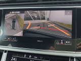 ●サラウンドビューカメラ『車両の4つのカメラから得た映像を合成し、上空から眺めているような映像をモニターに映し出します。車両周辺の歩行者や障害物などの発見に役立ちます。』