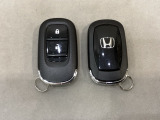スマートキーを装備しています。鍵を差し込むことなくドアロックの開け閉めと、スタートボタン操作でのエンジンスタートができます。スペアキーも同じものを用意しております。