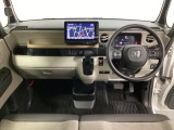 車内は光触媒抗菌消臭施工済です。インパネ周りはスタイリッシュなデザインで機能や装備も充実しています。グローブボックスやカップホルダーのほかにトレーなどたくさんの収納スペースが付いています。