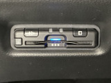 ハンドルの左下にETCがついています。高速道路の料金所の通過も楽々です。 カードの取り出しもしやすい場所についています。
