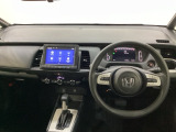 車内は光触媒抗菌消臭施工済です。スタイリッシュなデザインで暖かみのあるインパネ周りを演出します。グローブボックスやカップホルダーのほかにトレーなどたくさんの収納スペースが装備されています。
