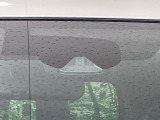 【エマージェンシーブレーキ】走行中に前方の車両等を認識し、衝突しそうな時は警報とブレーキで衝突回避と被害軽減をアシスト。より安全にドライブをお楽しみいただけます。