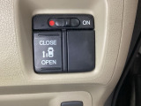 左側電動スライドドアは運転席からでも操作ができるように、ハンドル付近に開閉の操作スイッチが付いています。