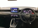 車内は光触媒抗菌消臭施工済です。スタイリッシュなデザインでスポーティなインパネ周りを演出します。グローブボックスやカップホルダーのほかにトレーなどたくさんの収納スペースが付いています。