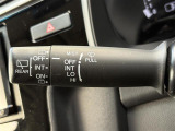 【電動格納ドアミラー&パワーウインドウ】運転席のスイッチで、ドアミラーや各席の窓ガラスの開閉ができます。
