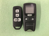 スマートキー付きですからドアロックの開閉およびエンジンスタートが楽々です。電動スライドドアの開け閉めもボタンで操作できます。加えて、純正リモコンエンジンスターター用の操作キーもついています。