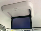 【フリップダウンモニター】大画面モニターで後席でもエンタメをお楽しみいただけます。小さなお子様にも大人気の装備です♪