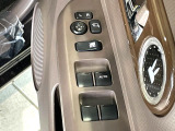 【電動格納ミラー】サイドミラーは電動格納式となっており、狭い駐車場でもキズがつくリスクを抑えられます。