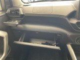 【グローブボックス】大容量のグローブボックスです!!車検証ケース他、日頃使う小物類の収納スペースもたくさんあります!//