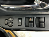 運転席のスイッチで全てのウィンドウの開閉操作を行うことができます。ロックボタンをONにしておくと、運転席以外のウィンドウは作動しないのでお子様を乗せているときなども安心ですね♪