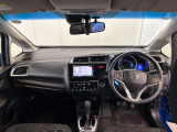 見通しの良い運転席回りとなっておりますので安心して運転をして頂けます!窓が大きいので明るく開放的な室内です