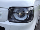 LEDヘッドライトを装備。大光量で夜道や雨の日の安心感を高めます。周囲の明るさに応じて自動点灯・消灯/ライトの消し忘れも防げるオートライトコントロール付です。