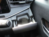 運転席で使用できる収納式ドリンクホルダーです。