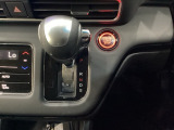 CVT車のセレクトレバーです。低速から高速まで、変速ショックのないスムーズな走りを実現するとともに、エンジン効率のよい領域を維持することで燃費にも貢献します。