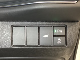 VSA装備車です。VSAはドライバーの操作と車の動きを見守っています。もし車の挙動が乱れたとき、4輪別々にブレーキをかけたり、エンジンパワーをしぼることによって車を安定させます。