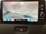 バックでの車庫入れも安心です! リアカメラが付いているバックモニター付のナビディスプレーを装備しております。操作線もついており距離感も画面から確認できます。