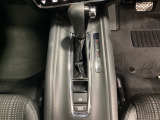 CVT車のセレクトレバーです。低速から高速まで、変速ショックのないスムーズな走りと、エンジン効率のよい領域を維持して燃費にも貢献します。サイドブレーキはスイッチ操作の電子制御パーキングブレーキです。