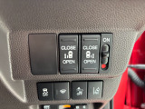 運転席の手元で両側スライドドアの開閉操作が可能です。