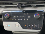 フルオートエアコン搭載。温度設定だけで、車内はいつも快適な空間を維持できます。左右別々に温度設定ができます。
