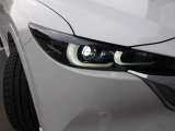 【アダプティブLEDヘッドライト】夜間走行時に先行車や対向車の状況をクルマが判断。ヘッドランプの照射範囲や明るさを自動的に変化させます。
