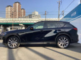 純正アルミで全体的にデザインがまとまっています。車も人も、オシャレはまずは足元からですね。
