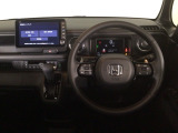【ハンドル】運転にかかわる様々な操作を安全に行えるように視点移動が少なく操作性に配慮されたスイッチ類が凝縮されたコックピットです。