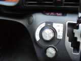 ☆オートエアコンです♪一度お好みの温度に設定すれば、車内の温度を検知し風量や温度を自動で調整してくれる優れもの!暑い&hellip;寒い&hellip;と何度もスイッチ操作をする必要はありませんね♪
