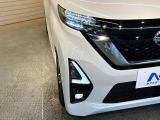 【LEDヘッドライト】悪天候や夜間走行時も良好な視界を確保し安心して運転できる高輝度LEDヘッドライトを装備!点灯速度が早く、消費電力も抑えられています。