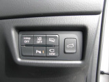 こちらのお車には先進安全装備が多数搭載されています。衝突被害を回避あるいは軽減するためのブレーキや、後方死角からの接近警報、車線逸脱を防止する警報装置など、詳しくはスタッフまでお尋ねください。