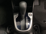 CVT車のセレクトレバーです。低速から高速まで、変速ショックのないスムーズな走りを実現するとともに、エンジン効率のよい領域を維持することで燃費にも貢献します。