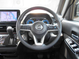 ステアリングハンドルです。オーディオコントロールスイッチが付いて運転中でも手元でオーディオの操作が出来て便利ですよ。