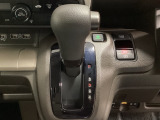 CVT車のセレクトレバーです。低速から高速まで、変速ショックのないスムーズな走りと、エンジン効率のよい領域を維持して燃費にも貢献します。サイドブレーキはスイッチ操作の電子制御パーキングブレーキです。