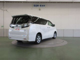 リヤサスペンションは、高級車の定番ダブルウィッシュボーンを採用。優れたコーナリングと乗り心地を実現。