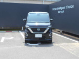 ヘッドライトの上向き下向きを自動で切り替えてくれます。対向車や前方の車にも迷惑をかけにくくなります。