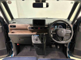 明るいコーディネートカラーに包まれた運転席空間。フロントガラス面積や位置取りが良く、Aピラーの内装色や形状にこだわることで前方・右前・左前方向の視認性がいいですよ!