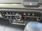 オートエアコンなのでスイッチひとつで車内を設定温度に調節してくれます☆