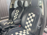 MINIのシートは体を包み込むようなデザインになっているので長時間運転しても疲れにくい設計です。