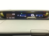 デジタル表示のスピードメーターとタコメーターを大きく配した見やすいメーター部になっています。左側のインフォメーション画面でオドメーターや燃費などの情報を確認できます。