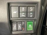 両側電動スライドドアは運転席から操作ができるよう、操作スイッチが付いています。Hondaセンシング用のVSA(ABS+TCS+横滑り抑制)解除と路外逸脱抑制機能などのスイッチもあります。